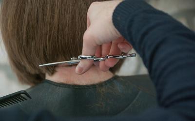 Zakład fryzjerski szuka uczniów na praktyki.