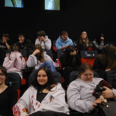 Lekcja historii na wielkim ekranie: Maturzyści na filmie „Zima pod znakiem wrony”
